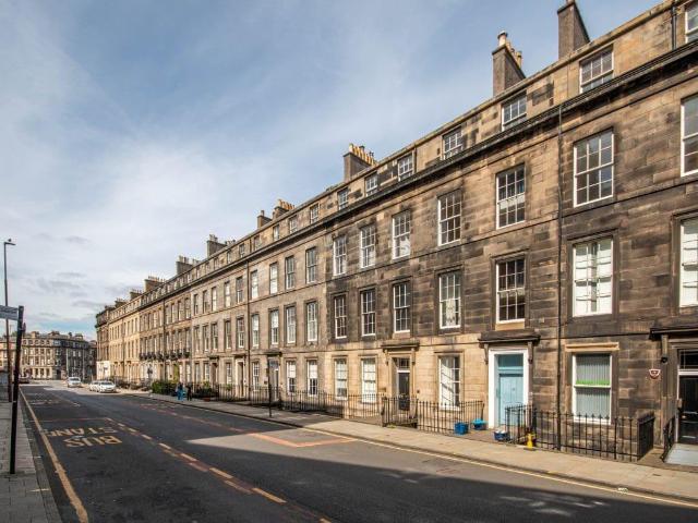 0806L Torphichen Street, Edinburgh. 6 bed flat to rent £4,794 pcm £1,106 pw