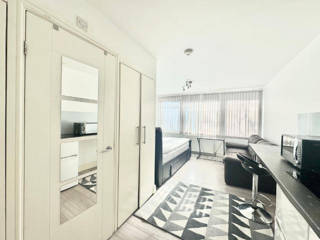 0 Bedroom Bedsit, Fairheathe, 43 Putney Hill