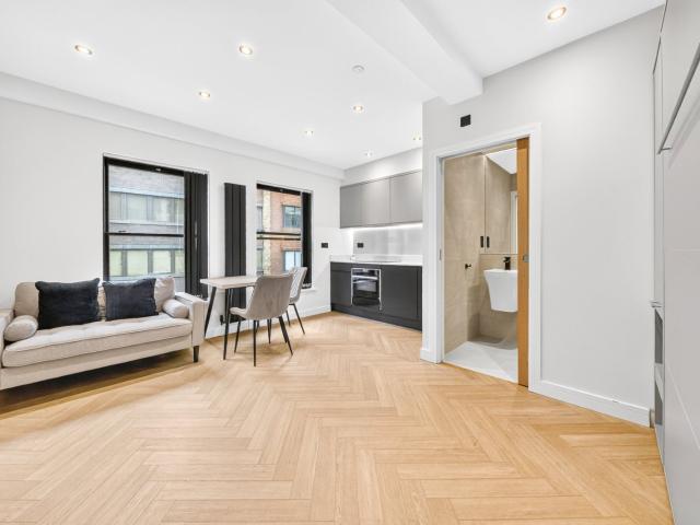 0 bedroom property in East Passage, London, EC1A £2,384 pcm | Chestertons