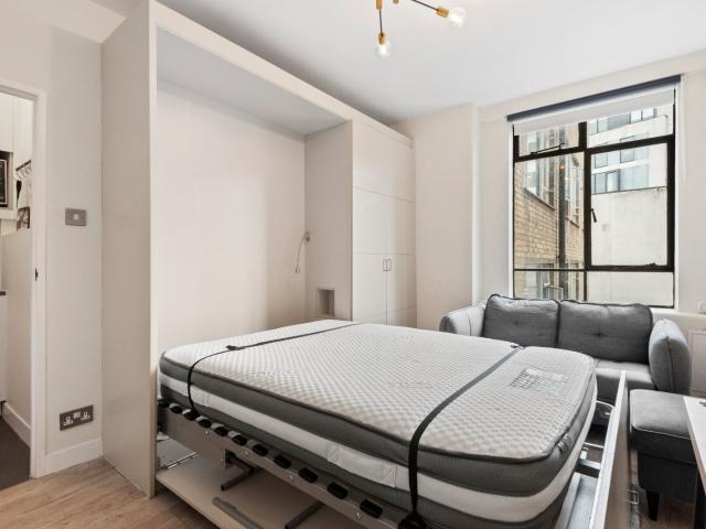 0 bedroom property in Florin Court, 6 9 Charterhouse Square, London, EC1M £1,950 pcm | Chestertons