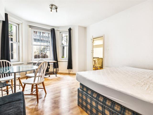 0 bedroom property in Warwick Road, Earls Court, London, SW5 £1,700 pcm | Chestertons