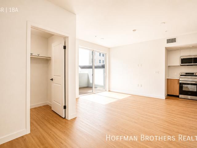 0 BR, 1 BA Apartment 856 S Gramercy Dr, Los Angeles, CA 90005