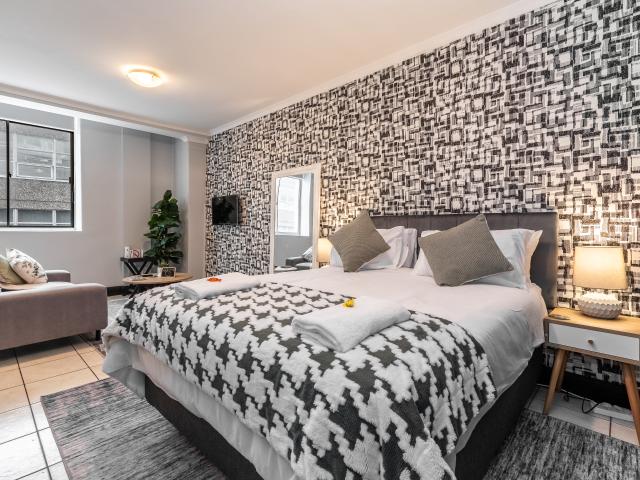 0.5 Bedroom Apartment To Let in Cape Town City Centre