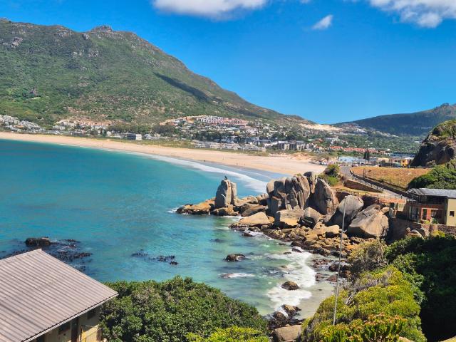 0.5 Bedroom Apartment To Let in Hout Bay Beachfront
