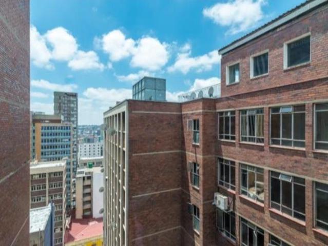 0.5 Bedroom Apartment To Let in Johannesburg Central