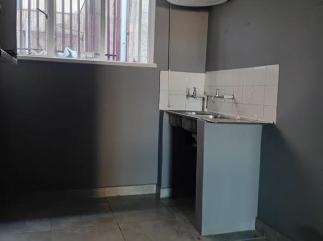 0.5 Bedroom Apartment To Let in Johannesburg Central