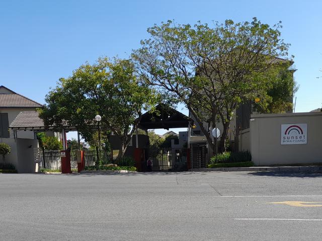 0.5 Bedroom Apartment To Let in Lonehill