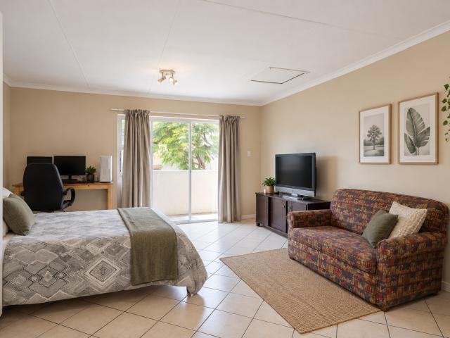 0.5 Bedroom Apartment To Let in Paarl North