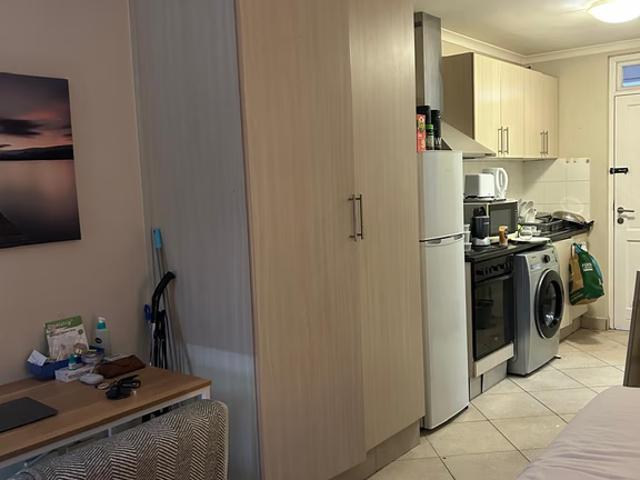 0.5 Bedroom Apartment To Let in Somerset West Central