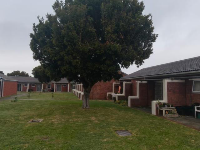 0.5 Bedroom Apartment To Let in Westcliff