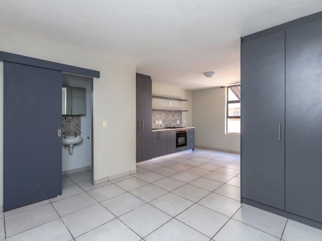 0.5 Bedroom Apartment To Let in Zonnebloem