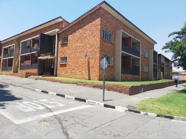 0.5 Bedroom Flat To Let in Turf Club