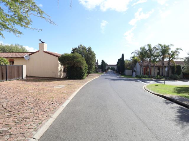0.5 Bedroom Flat To Let in Ranzadale