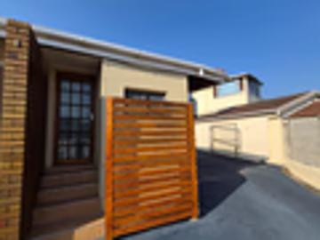 0.5 Bedroom Garden Cottage To Let in Bluff