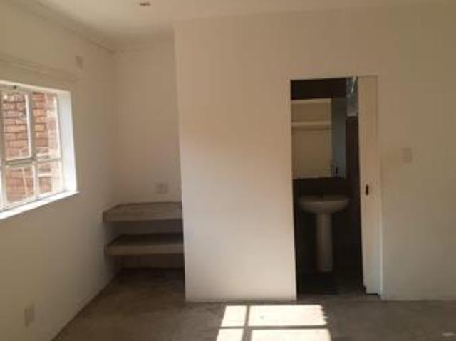 0.5 Bedroom House in Ferndale