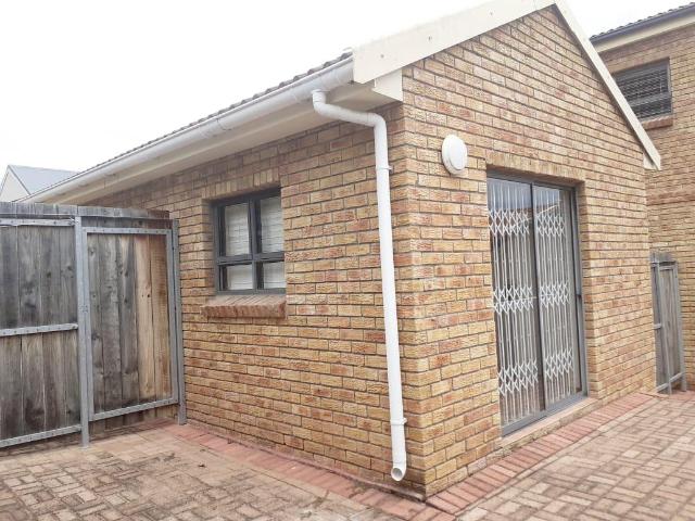 0.5 Bedroom Studio Apartment To Let in Voelklip
