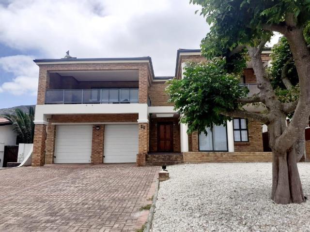 0.5 Bedroom Studio Apartment To Let in Voelklip