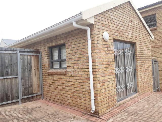 0.5 Bedroom Studio Apartment To Let in Voelklip