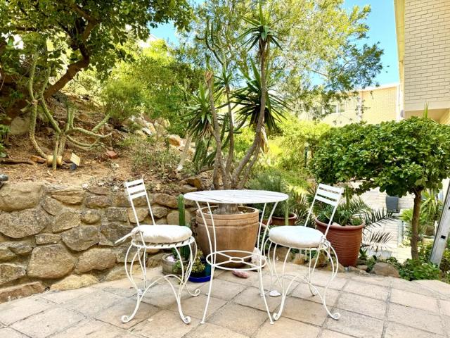 0.5 Bedroom Studio Apartment To Let in Camps Bay