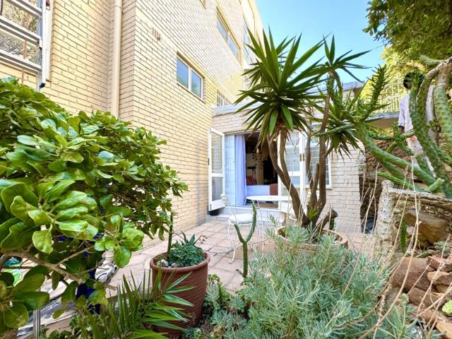 0.5 Bedroom Studio Apartment To Let in Camps Bay