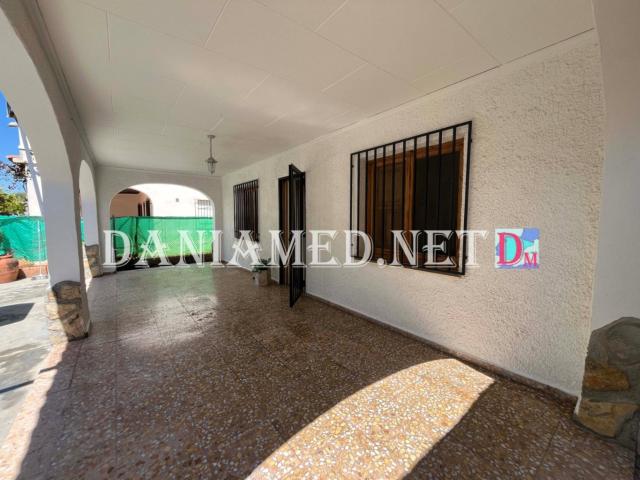 Esta vivienda dispone de una parcela privada de 227 m² con e. 77m² Oliva