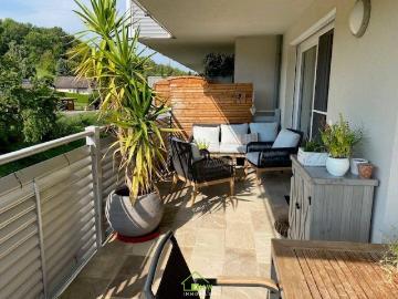 13 ZUGMINUTEN NACH WIEN: Neuwertige 4 Zi Wohnung mit großzügigem Balkon und Blick ins Grüne