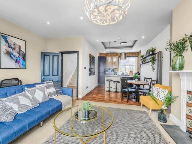 13 Amerland Road, London, SW18 1PX, United Kingdom | 3 bed apartment for rent #138103627 | Rentberry