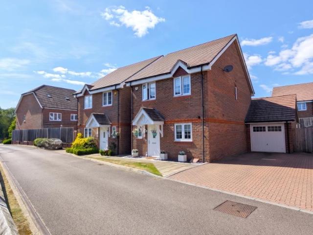 13 Ayrshire Crescent, Woking 4 bedrooms Property for lettings Seymours