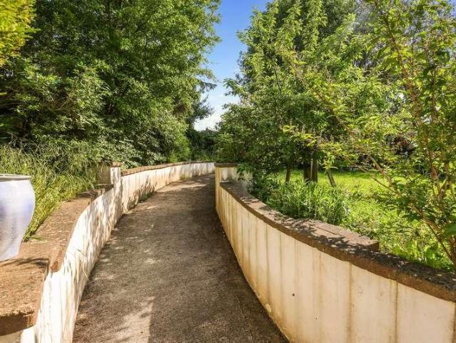 13 bed house for sale