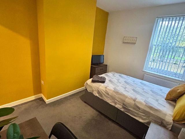 13 bedroom house of multiple occupation to rent