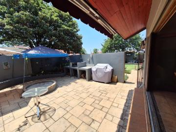 13 Bedroom House For Sale in Lynnwood Glen