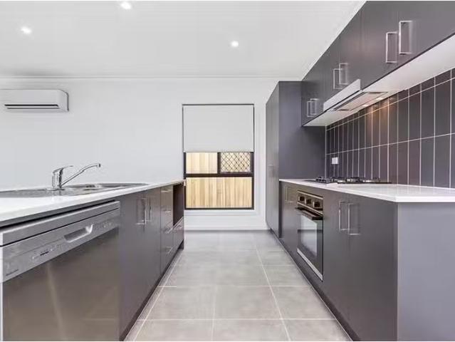 13 Biyung Street, Fletcher Townhouse for rent Listed by Nicol.
