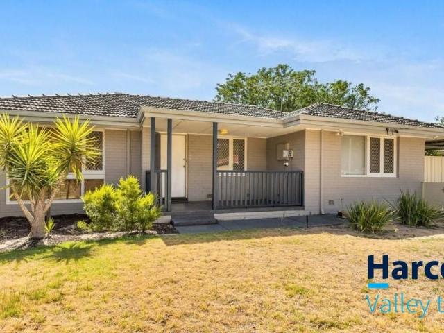 13 Blantyre Way, KELMSCOTT, WA 6111