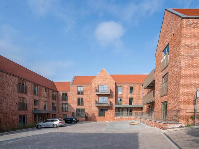 13 Chelmsford Road, Shenfield 2 bed flat to rent £2,000 pcm £462 pw
