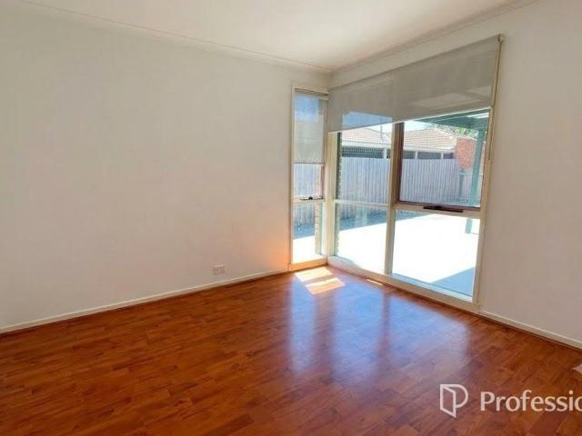 13 Dumosa CourtSt Albans VIC 3021, Australia