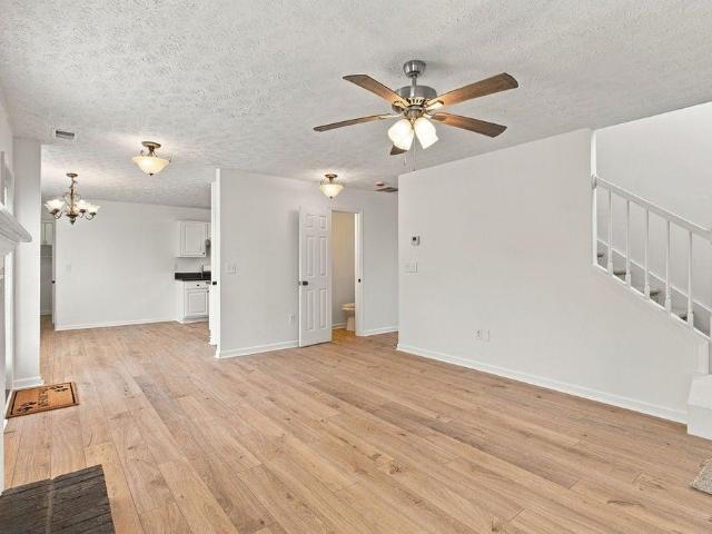 13 Equestrian Way NE