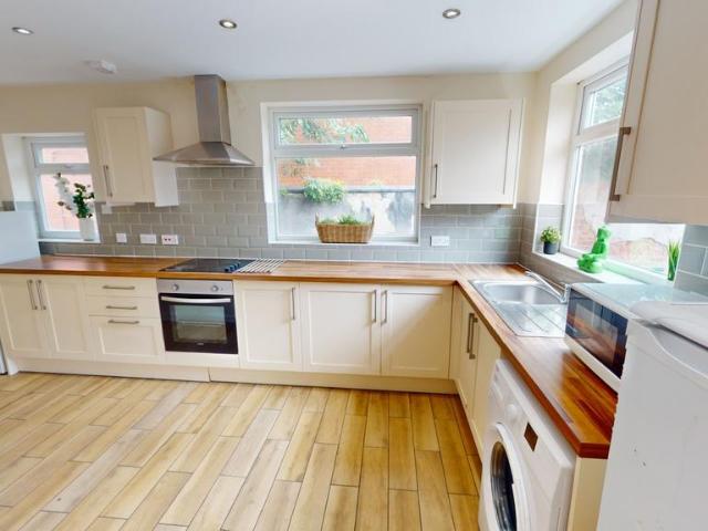 13 Forest Road East, Nottingham, NG1 4HJ 4 bed terraced house to rent £2,513 pcm £580 pw