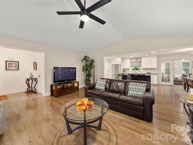 13 Foxhorn Court