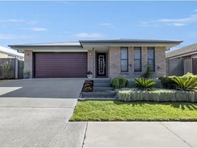 13 Graduation Street, Port Macquarie House for rent Listed by.