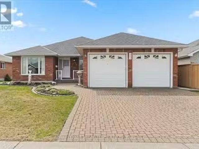 13 Hickory Grove, Belleville Belleville Ward, ON, K8N 5X6.