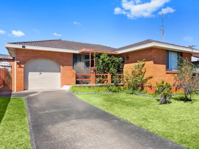 13 Madden Street, Oak Flats, NSW 2529 House for Rent Ray White South Wollongong