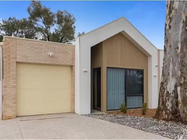 1/3 Meiklejohn Place, Flynn Townhouse for rent Listed by Anto.