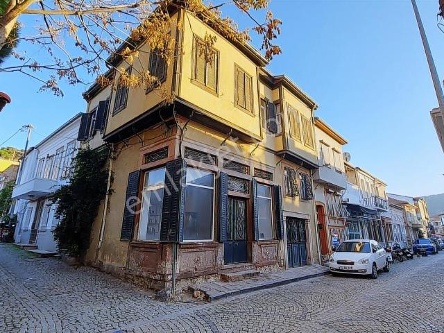 13 Nisan'da Dükkanlı Ve Deniz Manzaralı Teraslı Köşebaşı Rum Evi