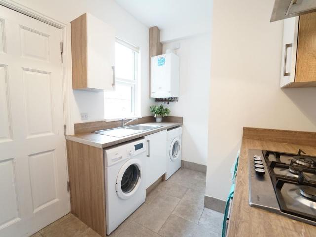 13 Ridding Terrace, City Centre. 5 bed house to rent £3,358 pcm £775 pw