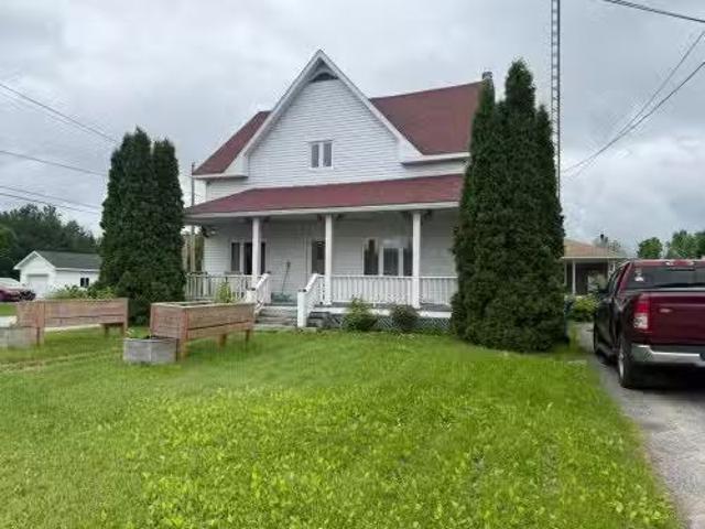 13 Rue Principale S. Laverlochère Angliers, QC, J0Z 2P0 hous.