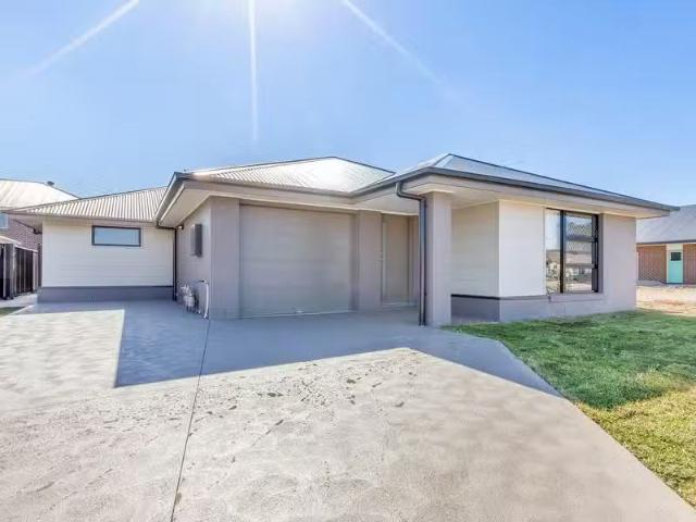 13A Olivia Boulevarde, Hamlyn Terrace House for rent Listed b.