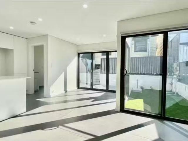 13A Queen Street, Beaconsfield Townhouse for rent Listed by M.
