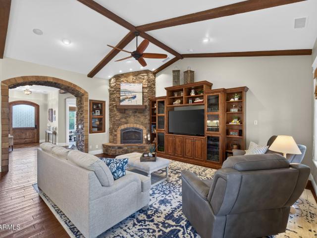 1006 w rock springs circle