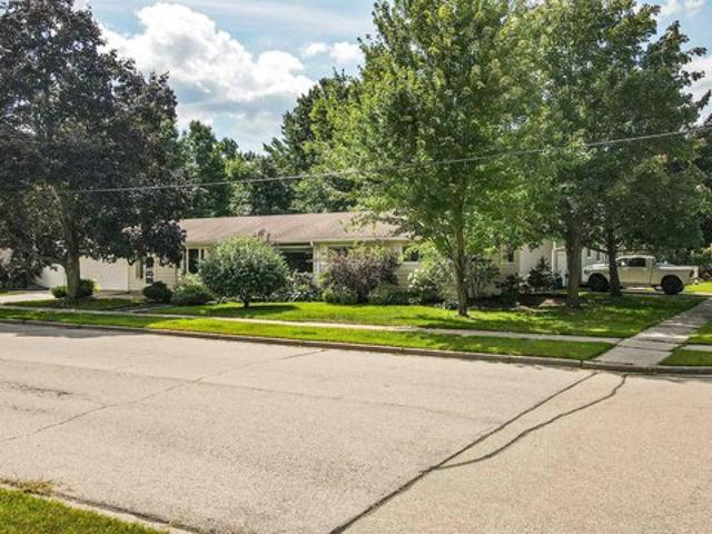 1006 9th St, Waupaca, WI 54981