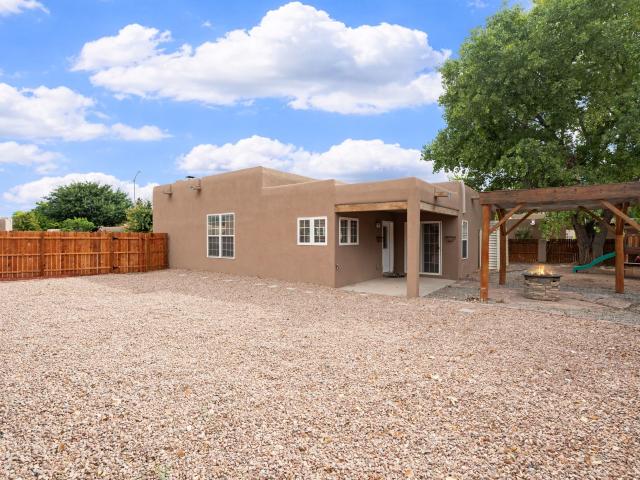 1007 Los Arboles